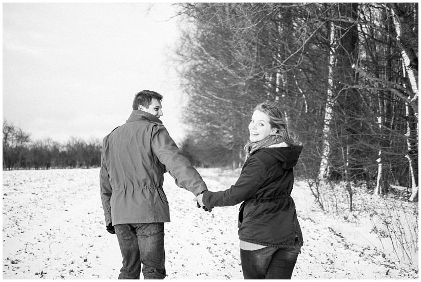 portraitfotograf-winterfotoshooting-winterportrait-paarportrait-paarfotos-pärchenfotos-natürliche-portraitfotos-münchen-rosenheim-by-katrin-kind-photography_0012.jpg
