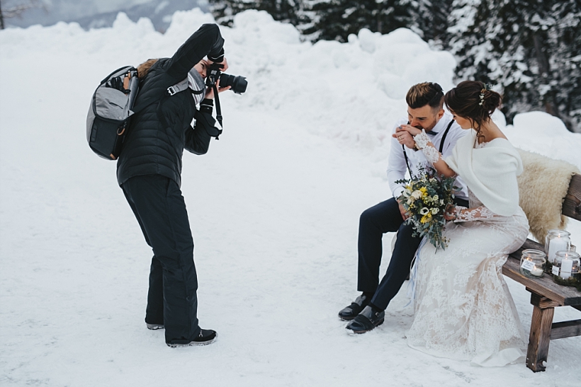 Hochzeitsfotograf Kufstein Hinterthiersee Tirol Österreich - Behind The Scenes Kala Alm Styled Shooting - Winter Mountain Elopement