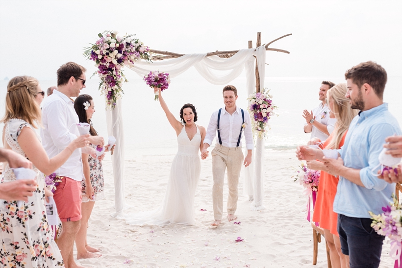 Hochzeitspaar am Strand von Koh Samui Chaitalay