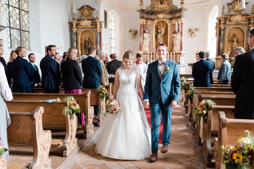 Brautpaar geht aus der Kirche