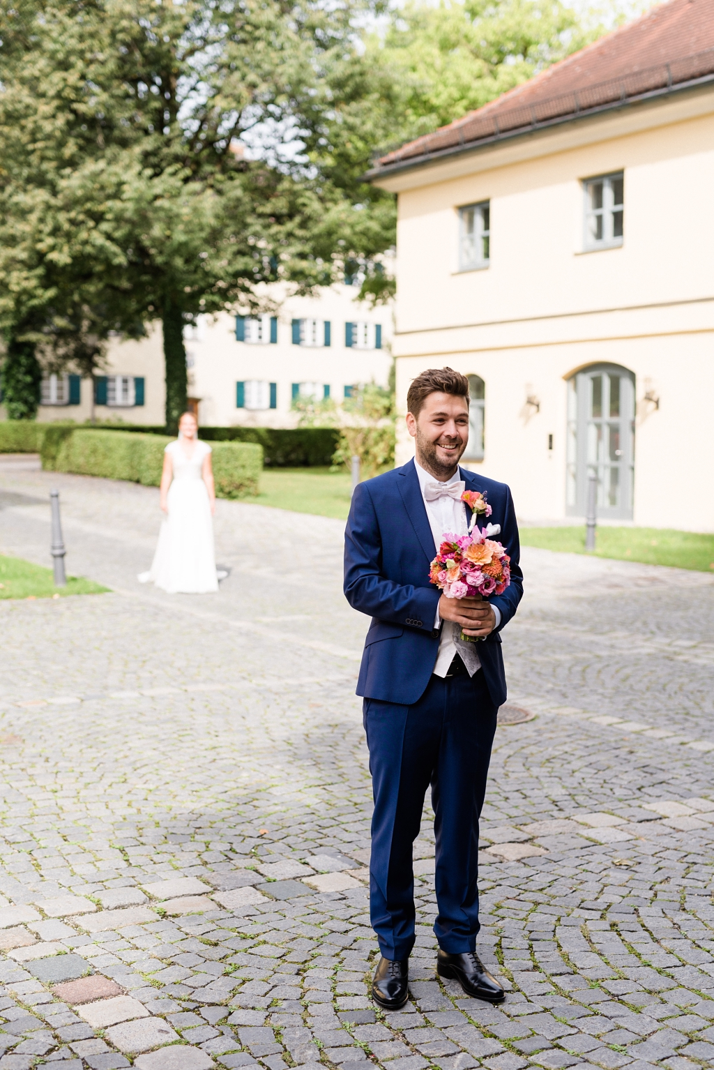 Hochzeitsfotos im Schlosspark Ismaning mit Trauung in der St. Valentin Kirche Unterföhring und Feier im Eventstadl Burgmair in Neuching