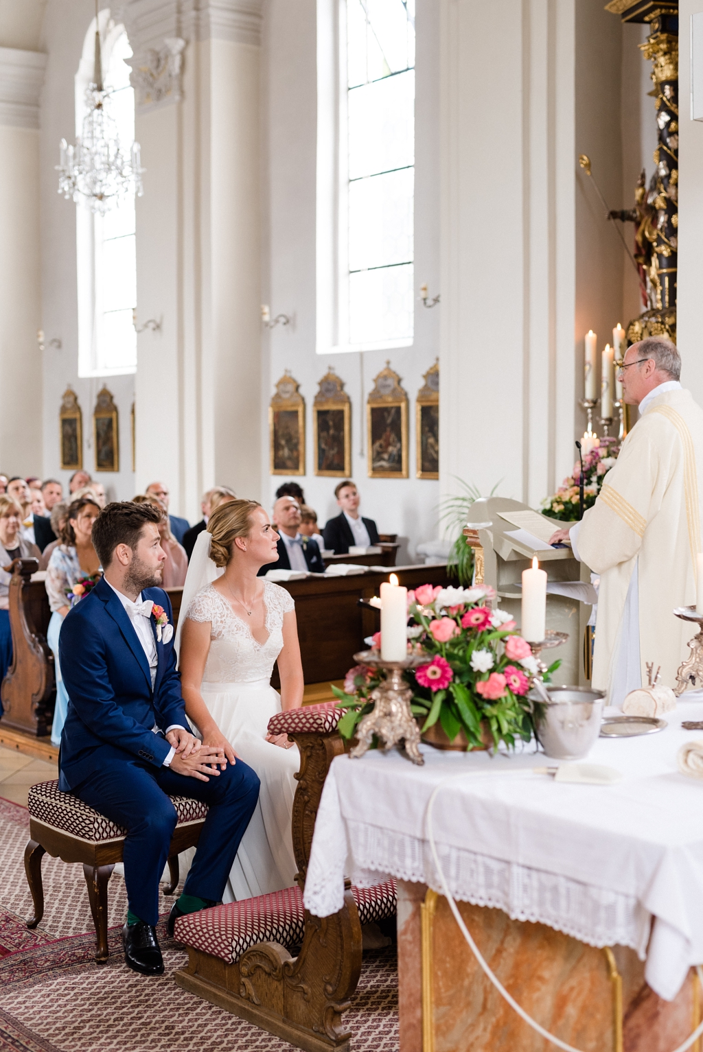 Hochzeitsfotos im Schlosspark Ismaning mit Trauung in der St. Valentin Kirche Unterföhring und Feier im Eventstadl Burgmair in Neuching